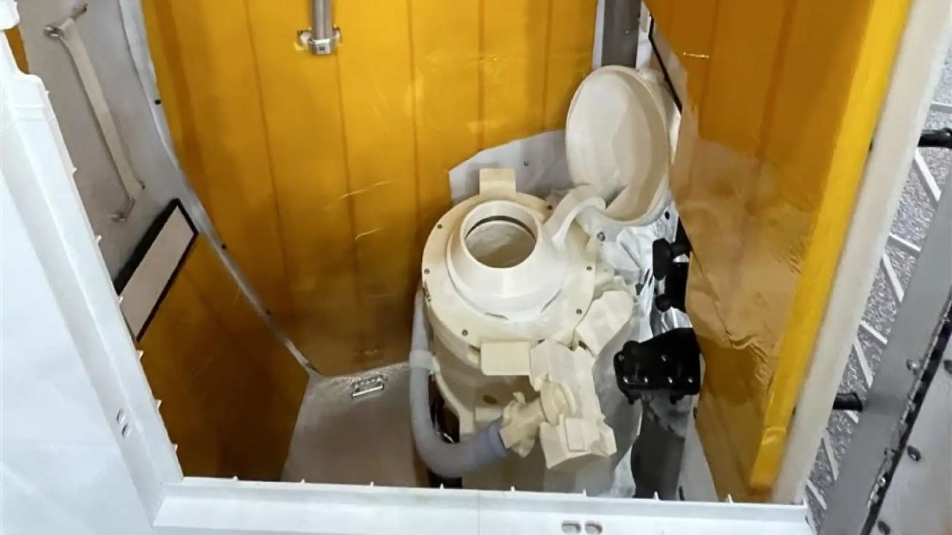 La NASA repara el retrete de la nave Orion y se revive el desafío humano más terrenal en el espacio