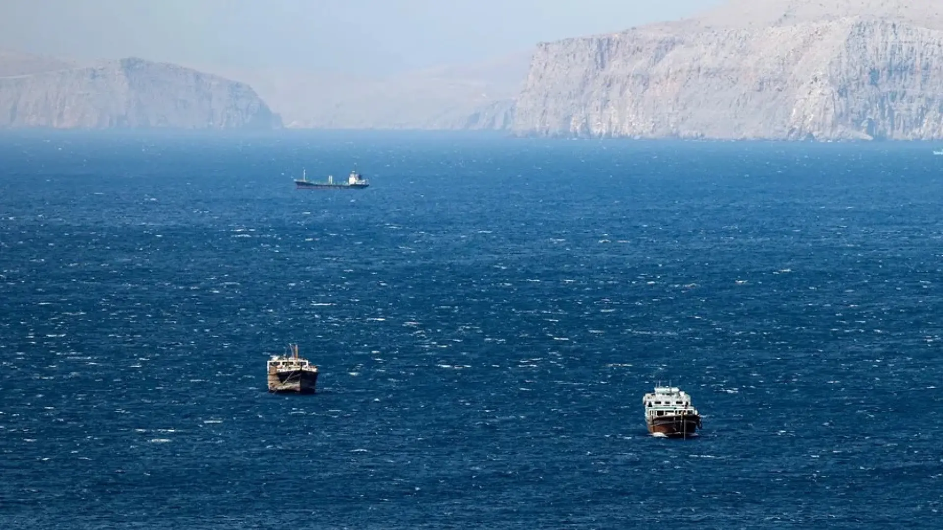 Ormuz mantiene en vilo a la economía mundial y cobrará un peaje de 1 millón por barco