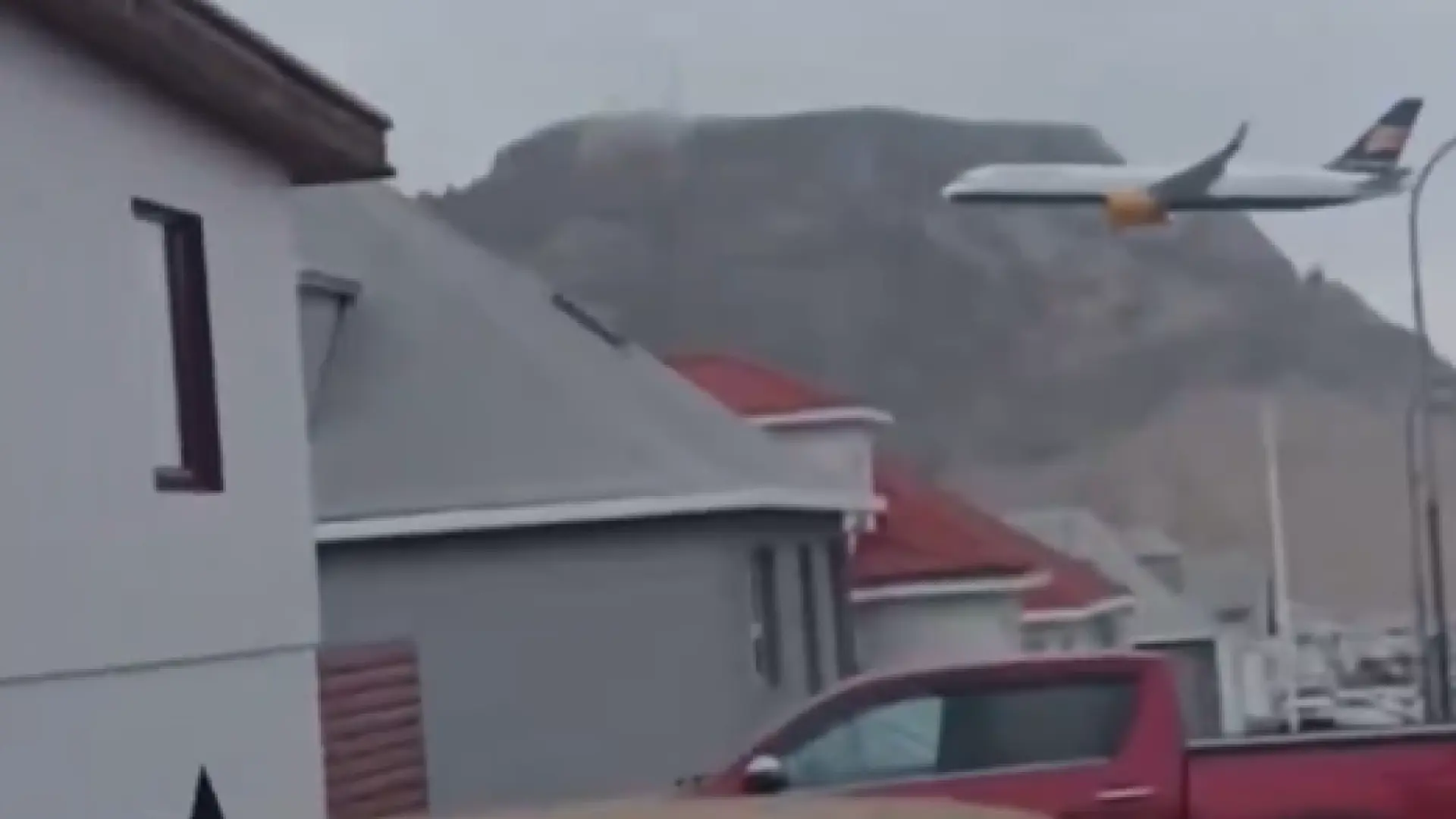 La arriesgada maniobra de un piloto antes de jubilarse: sobrevuela a menos de 100 metros su pueblo en su último vuelo