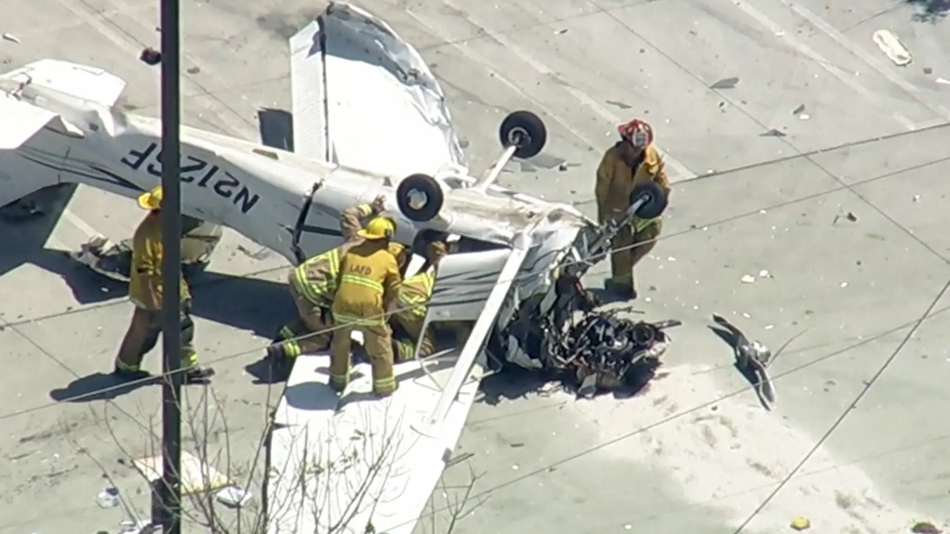 Una avioneta impacta contra cables de alta tensión y se estrella en un estacionamiento en el sur de California