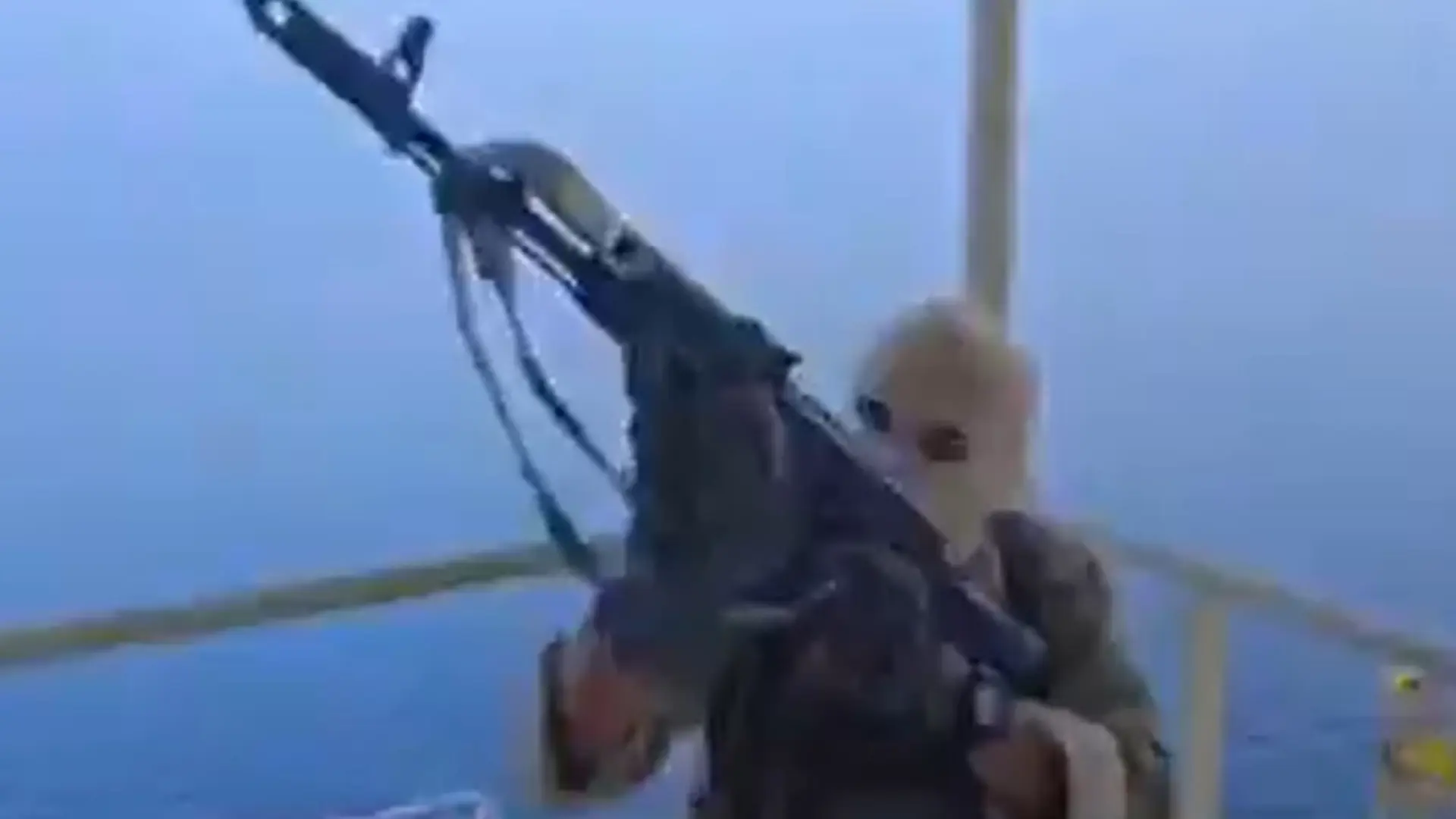 Enmascarados y con armas de alto calibre: las imágenes de la Guardia Revolucionaria iraní abordando buques en el estrecho Ormuz