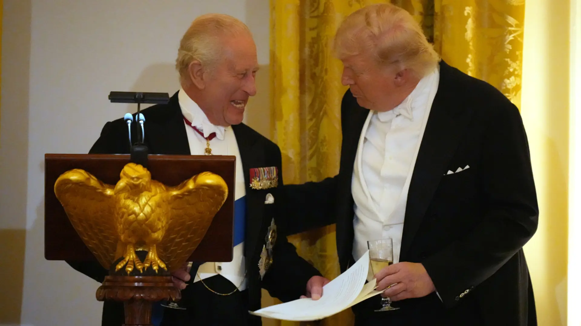 El rey Carlos III 'trolea' al presidente Trump en un brindis en la Casa Blanca: «Si no fuera por nosotros, ustedes hablarían francés»