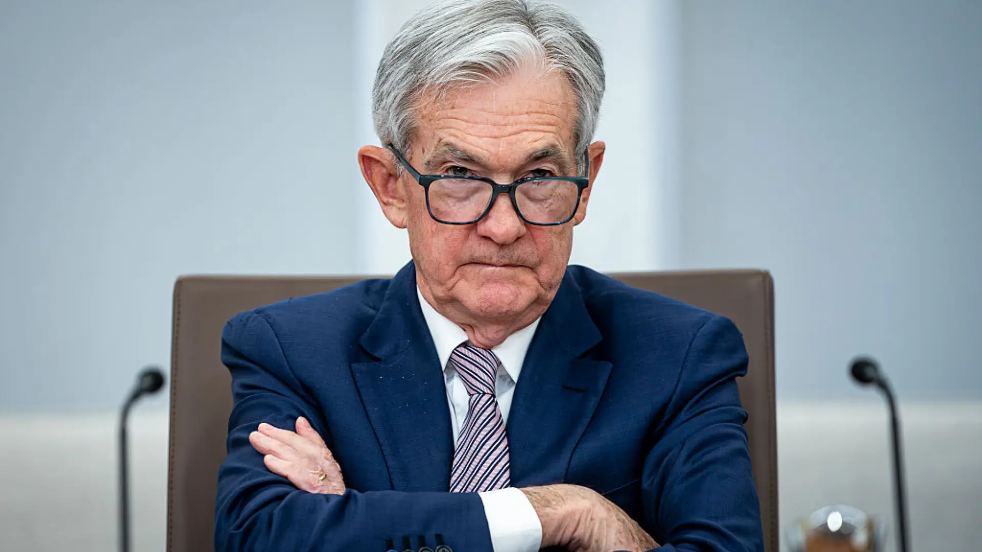 La Fed mantiene los tipos en el último baile de Powell con un comité cada vez más dividido