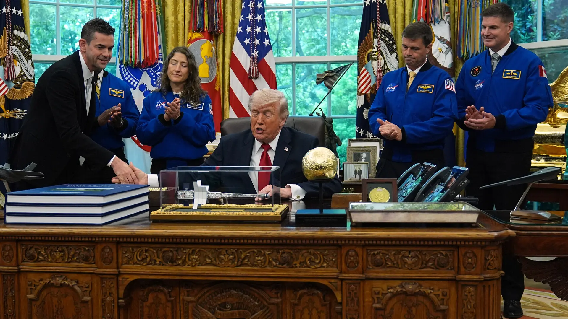 Trump recibe a la tripulación del Artemis II y se burla de las orejas del jefe de la NASA: «Tienes un súper oído»