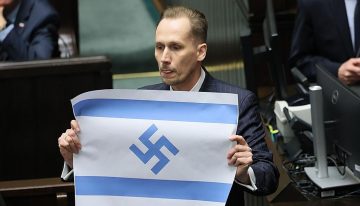El Centro Judío de Auschwitz denuncia ante la fiscalía polaca al diputado que sacó una bandera israelí con la esvástica nazi
