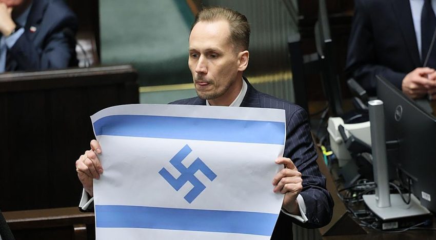 El Centro Judío de Auschwitz denuncia ante la fiscalía polaca al diputado que sacó una bandera israelí con la esvástica nazi