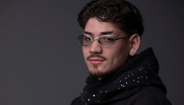 ELIKAI: el joven productor de grandes éxitos que ahora construye su propio camino como artista