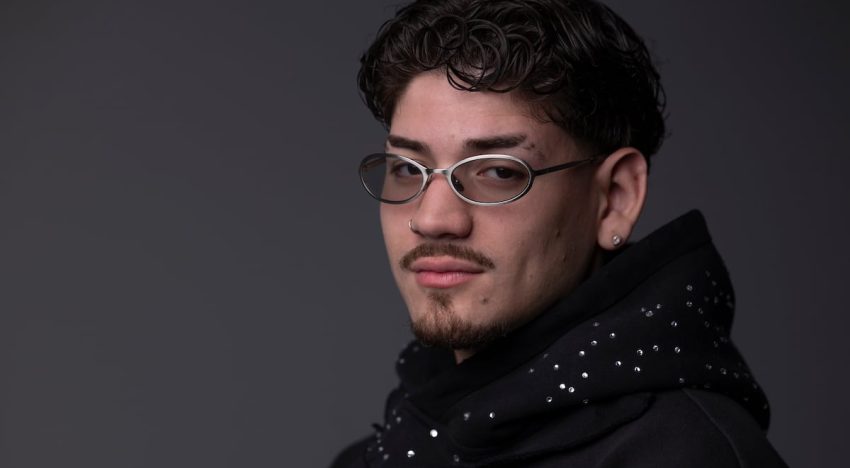 ELIKAI: el joven productor de grandes éxitos que ahora construye su propio camino como artista