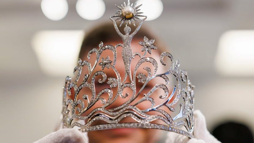 Elegancia y nostalgia: así es la nueva corona de Miss Universe Puerto Rico