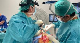 Corrigen una escoliosis severa a una paciente de 80 años con una técnica pionera: «Me sentí muy bien al verme caminando a los pocos días»