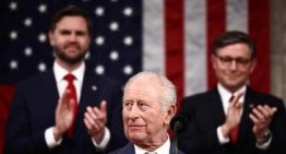 La miel de la Casa Blanca y el escritorio de un viejo buque militar, símbolos de la diplomacia entre Carlos III y Trump