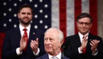 La miel de la Casa Blanca y el escritorio de un viejo buque militar, símbolos de la diplomacia entre Carlos III y Trump