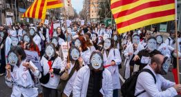 Servicios mínimos por la huelga de médicos de este lunes 27 de abril en Catalunya: la atención telefónica solo atenderá las urgencias
