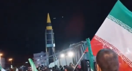 Irán exhibe poderío mostrando un misíl balístico a sus habitantes en mitad de la tensión creciente en las negociaciones con EE.UU.