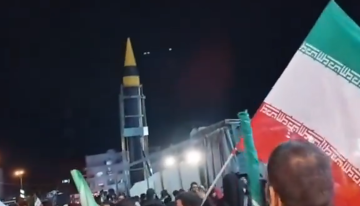 Irán exhibe poderío mostrando un misíl balístico a sus habitantes en mitad de la tensión creciente en las negociaciones con EE.UU.