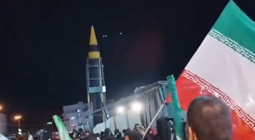 Irán exhibe poderío mostrando un misíl balístico a sus habitantes en mitad de la tensión creciente en las negociaciones con EE.UU.