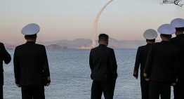 Kim Jong Un supervisa un nuevo ensayo balístico con misiles de crucero desde un destructor