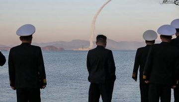 Kim Jong Un supervisa un nuevo ensayo balístico con misiles de crucero desde un destructor
