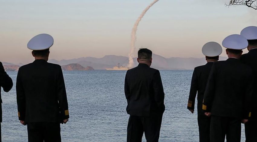 Kim Jong Un supervisa un nuevo ensayo balístico con misiles de crucero desde un destructor