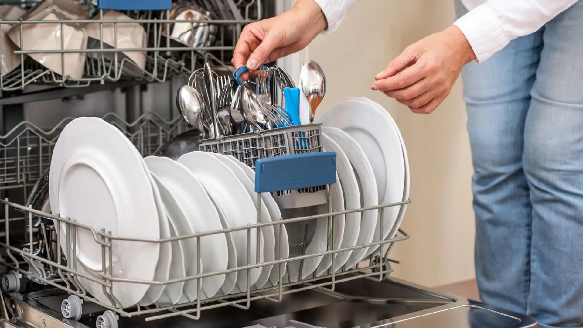 El error que cometes con el lavavajillas y que dispara tu factura de la luz sin que te des cuenta