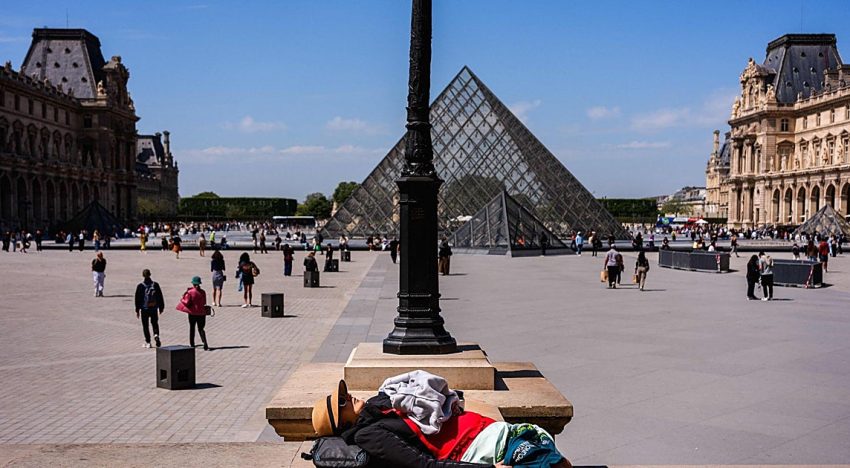 Cierran una parada de metro al lado del Louvre debido a un fulgurante enjambre de abejas