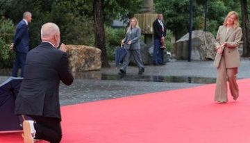 El primer ministro de Albania se arrodilla de nuevo ante Meloni