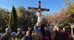 Soldados italianos restituyen el Cristo destrozado por un soldado israelí en el Líbano