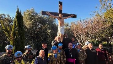 Soldados italianos restituyen el Cristo destrozado por un soldado israelí en el Líbano
