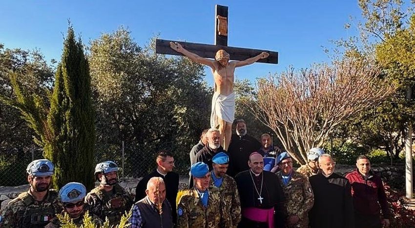 Soldados italianos restituyen el Cristo destrozado por un soldado israelí en el Líbano