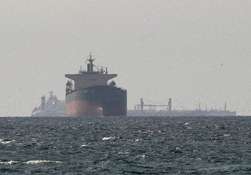 La Guardia Revolucionaria captura dos buques en el estrecho de Ormuz y los traslada a la costa iraní