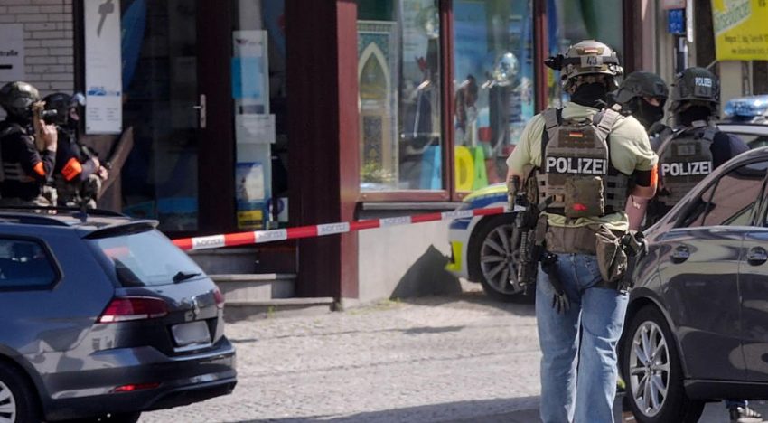 Atraco a un banco con rehenes en Sinzig, Alemania: la Policía rodea la sucursal con agentes y helicópteros
