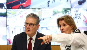 Las restricciones de entradas de Starmer redujeron la migración neta a casi la mitad en 2025