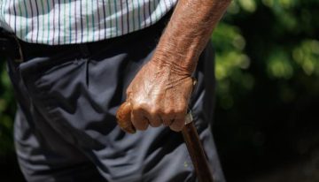 Seis de cada 10 mayores de 65 años con limitaciones severas no recibe atención del sistema de dependencia, según estudio