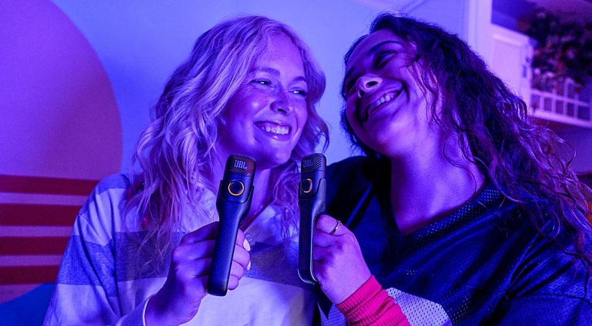 JBL celebra su cumpleaños con un micrófono con IA para grabar vídeos en TikTok