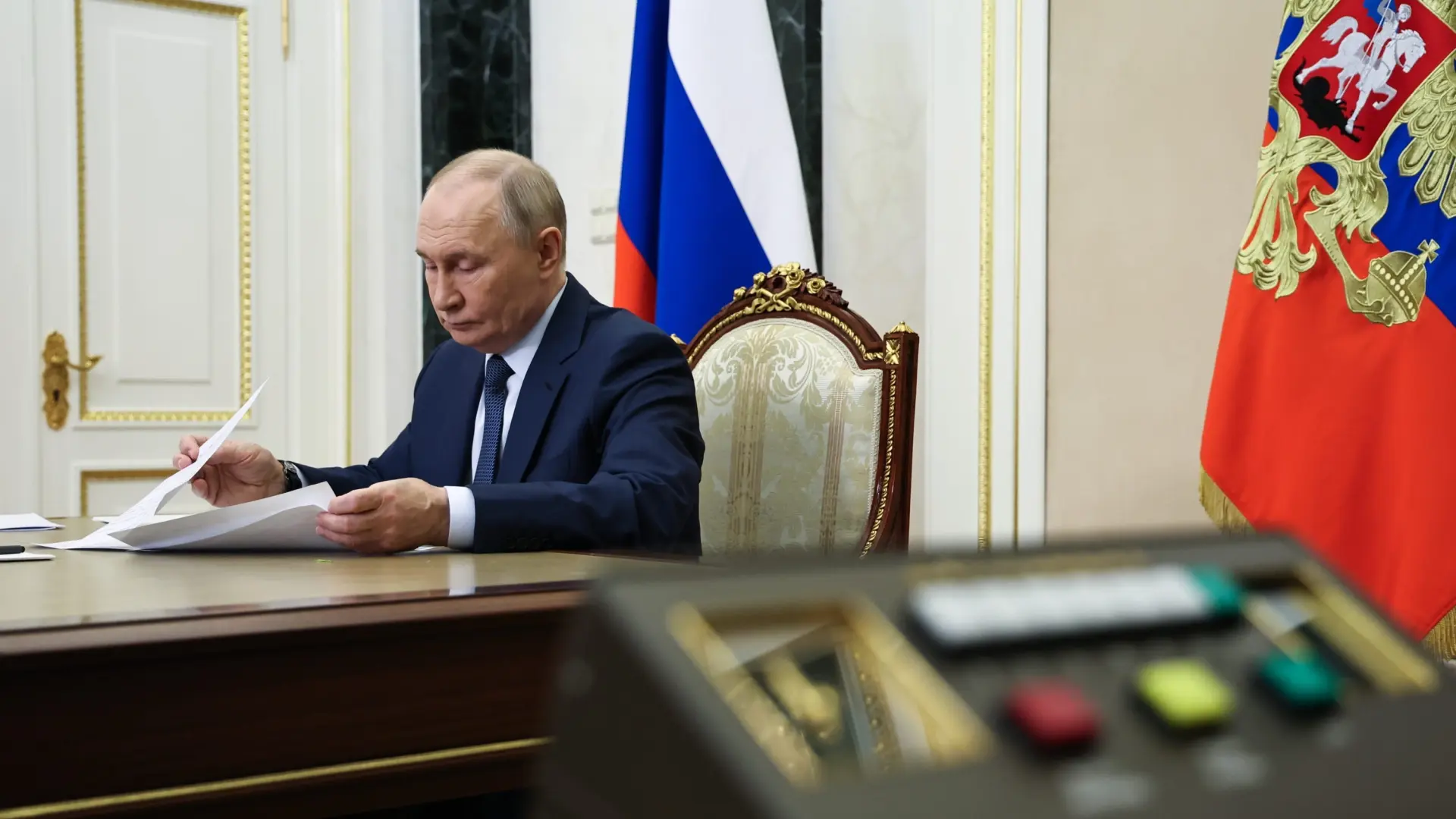Putin obliga a sus asesores a quitarse los relojes cuando se reúnen con él por temor a un atentado