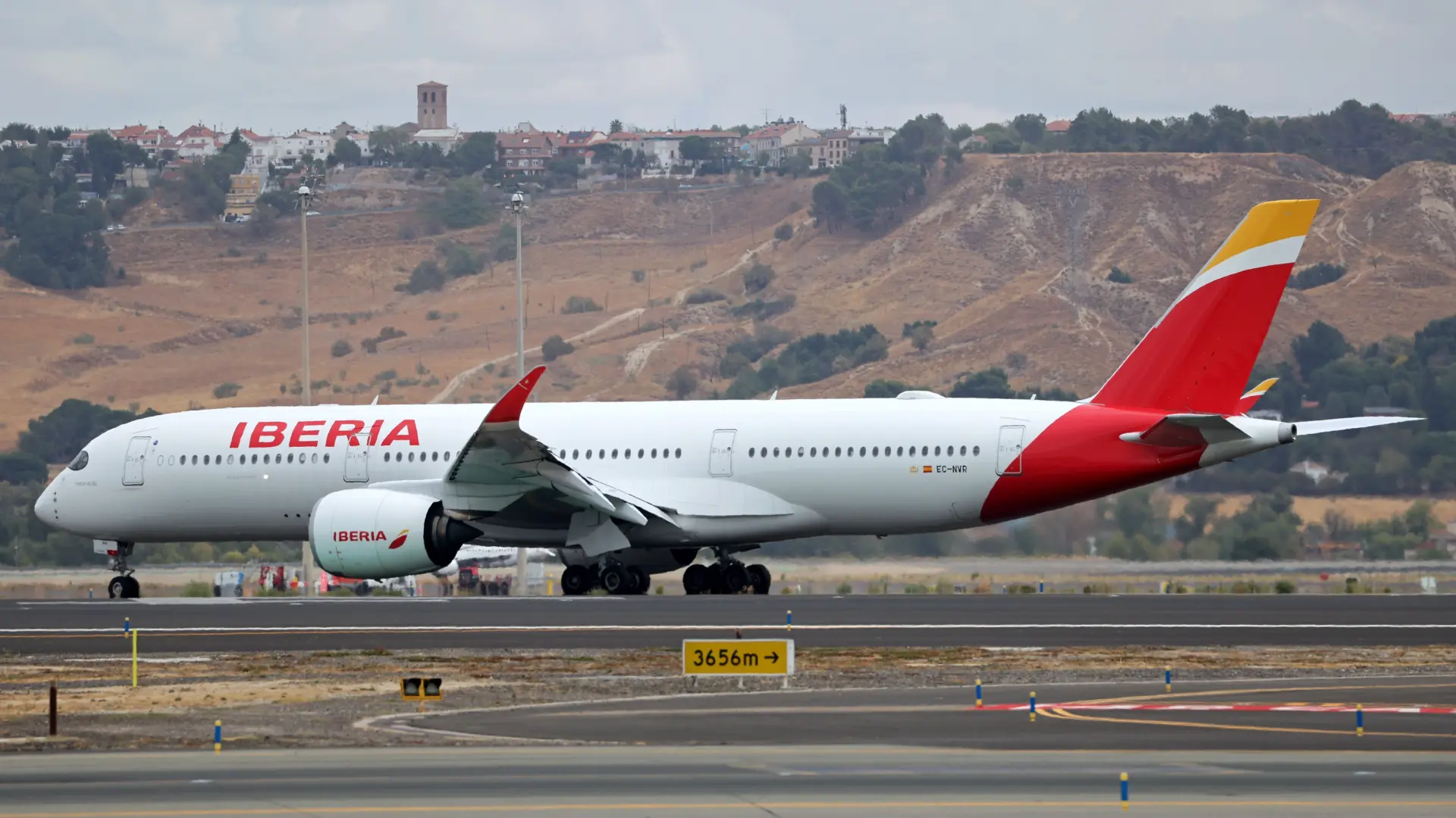IAG gana 301 millones hasta marzo pero rebaja sus previsiones por la crisis del queroseno