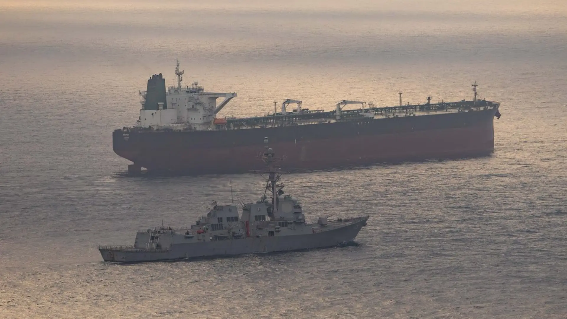 Guerra en Irán, en directo | Irán asegura que ha atacado con dos misiles un buque de EEUU en Ormuz y Washington lo niega