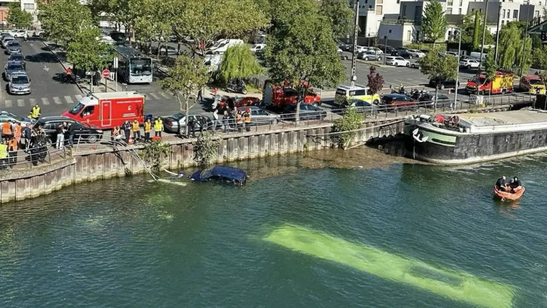 Una conductora en prácticas hunde un autobús en el río Sena y cuatro personas tienen que ser rescatadas