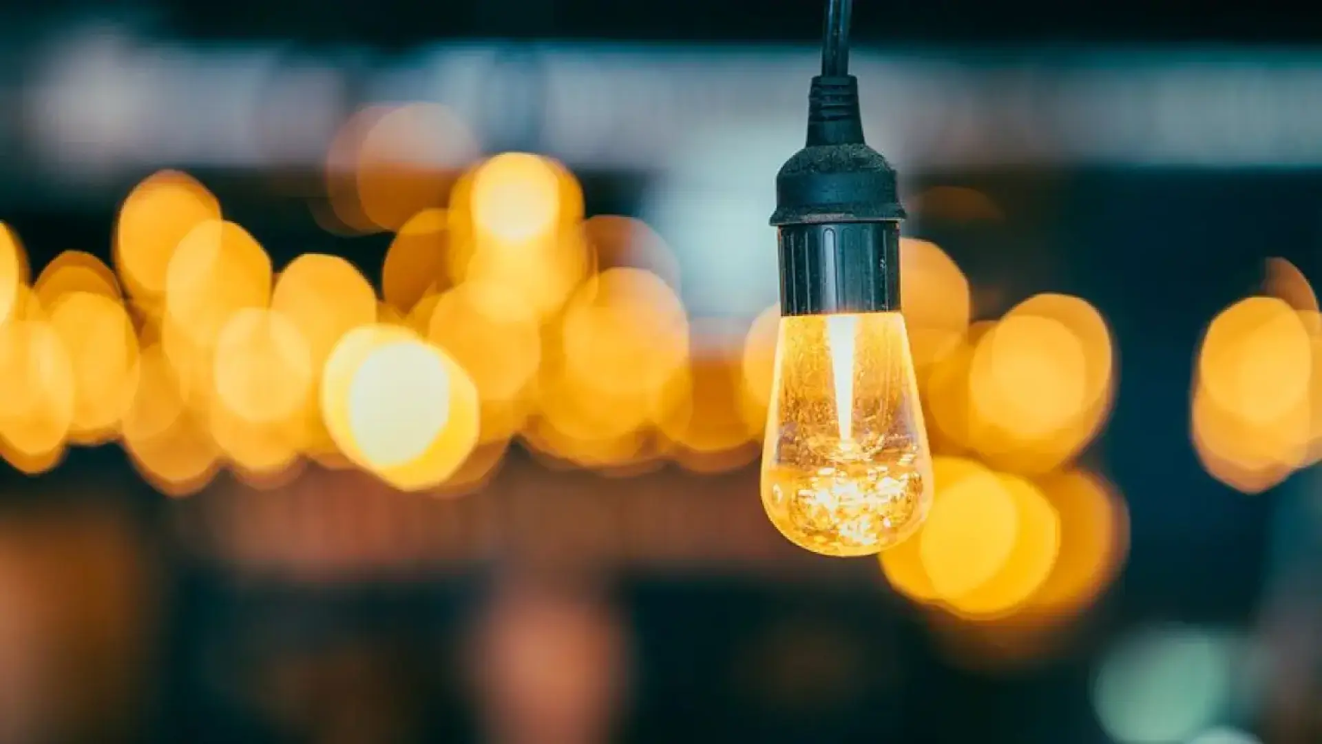 La Comisión Europea exige a España que termine con la tarifa regulada de la luz