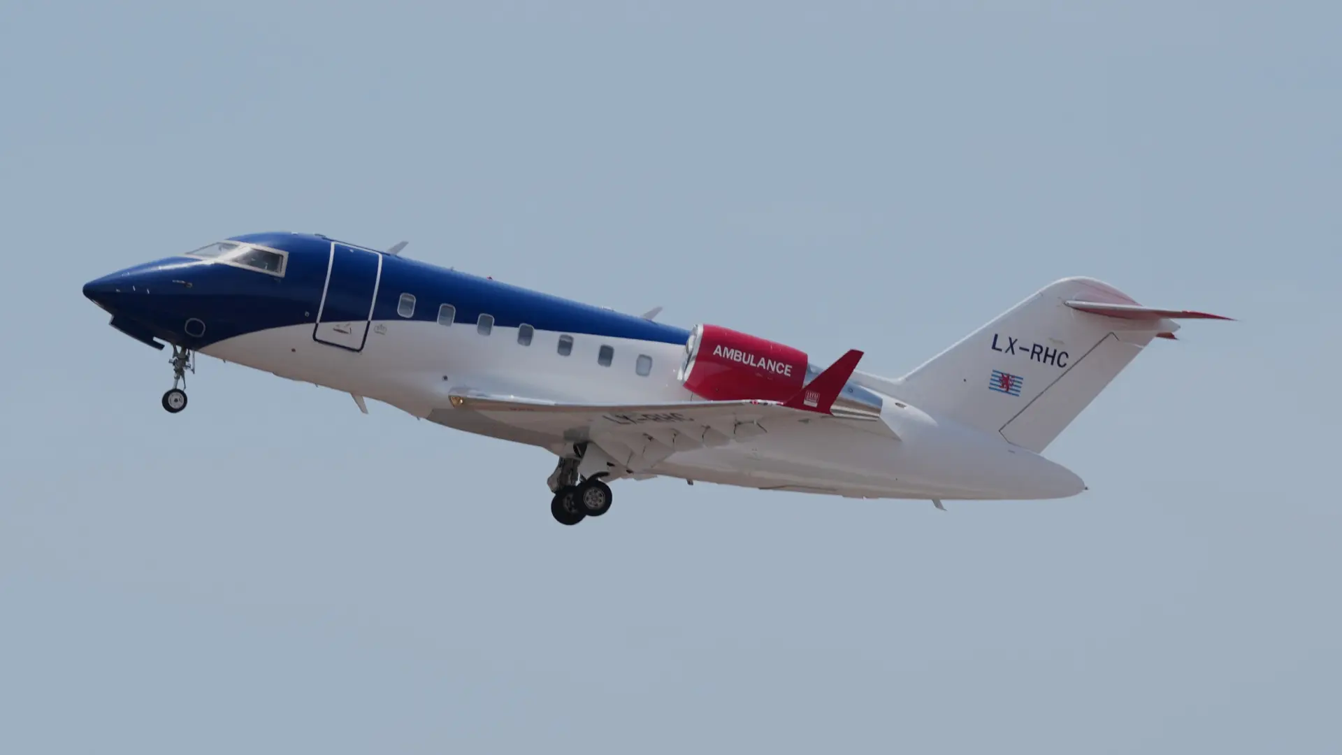 Un fallo en la burbuja de aislamiento en el avión de dos infectados por hantavirus fuerza la escala en Canarias tras vetarlo Marruecos