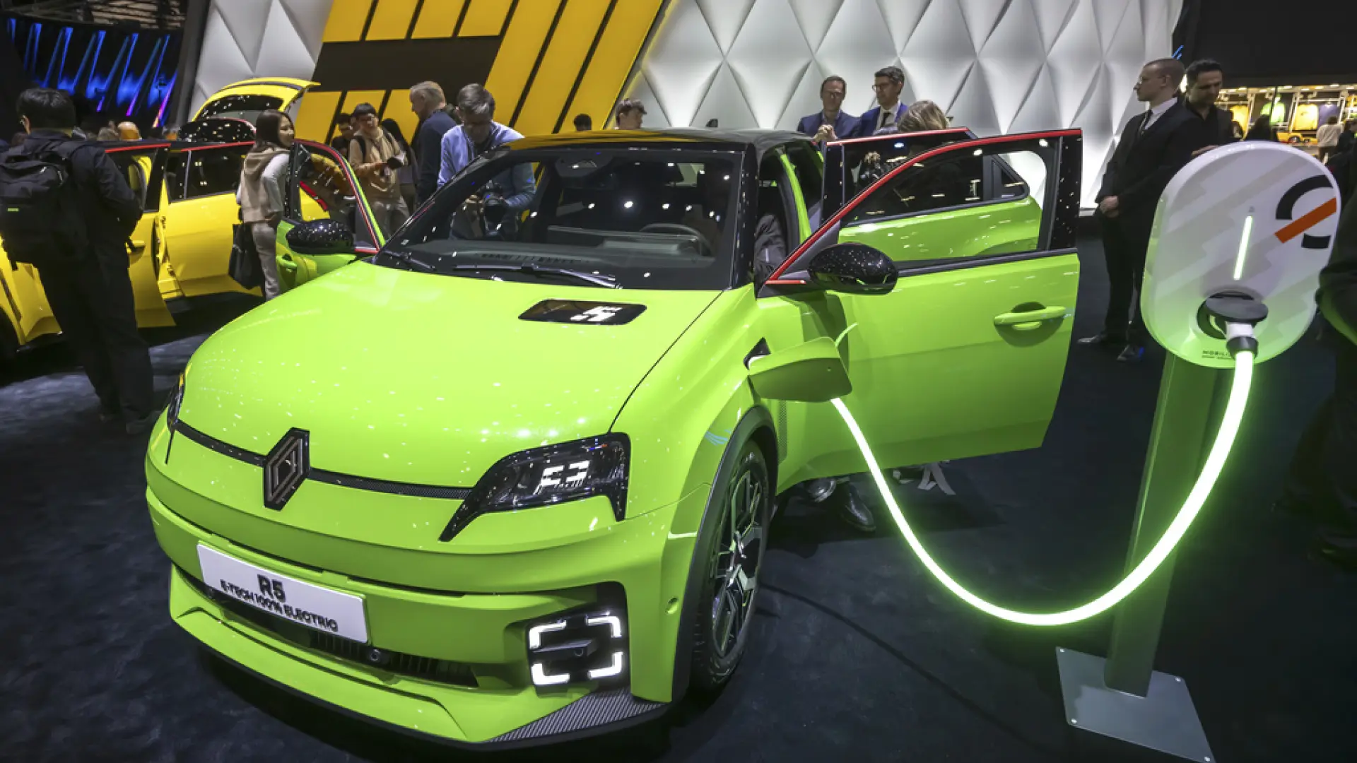 Renault 'se planta' y suspende la adjudicación de sus eléctricos a las plantas españolas ante la falta de acuerdo sindical
