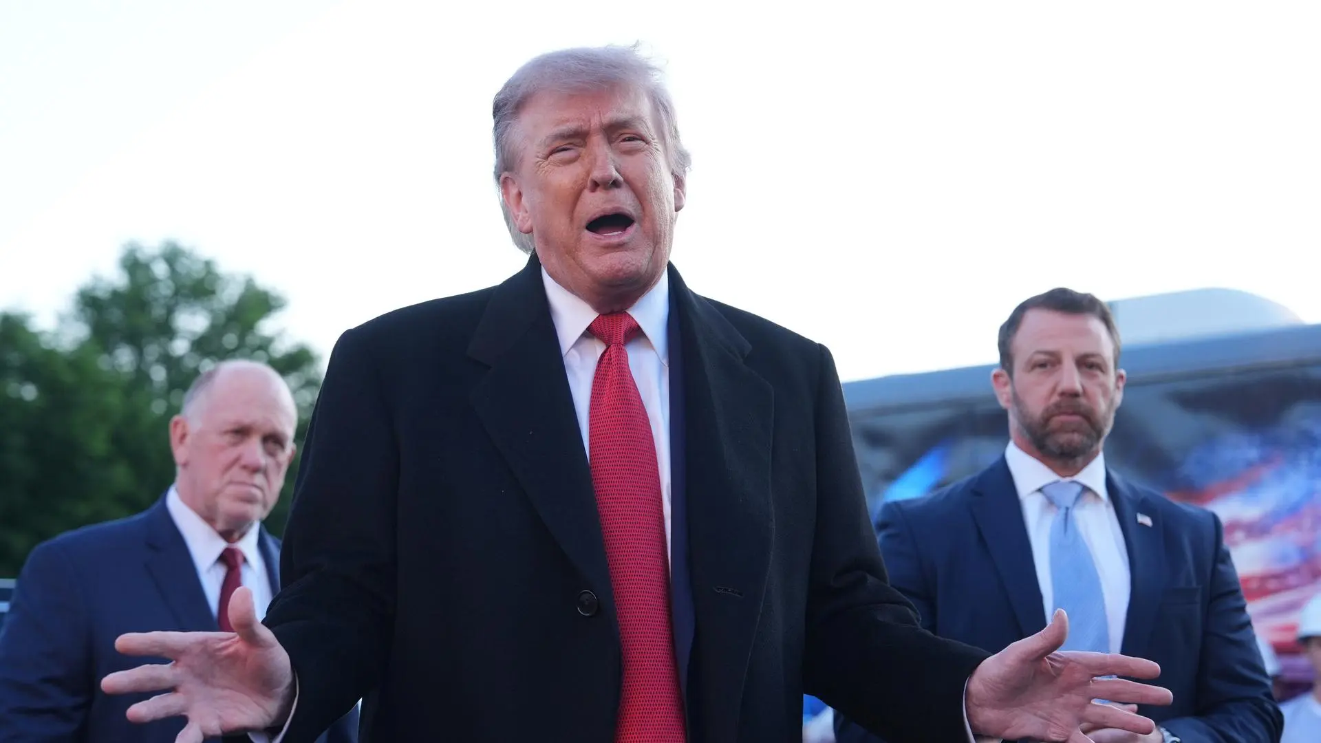 Trump viajará a China con un grupo de ejecutivos que incluye a Musk, Cook y Fink