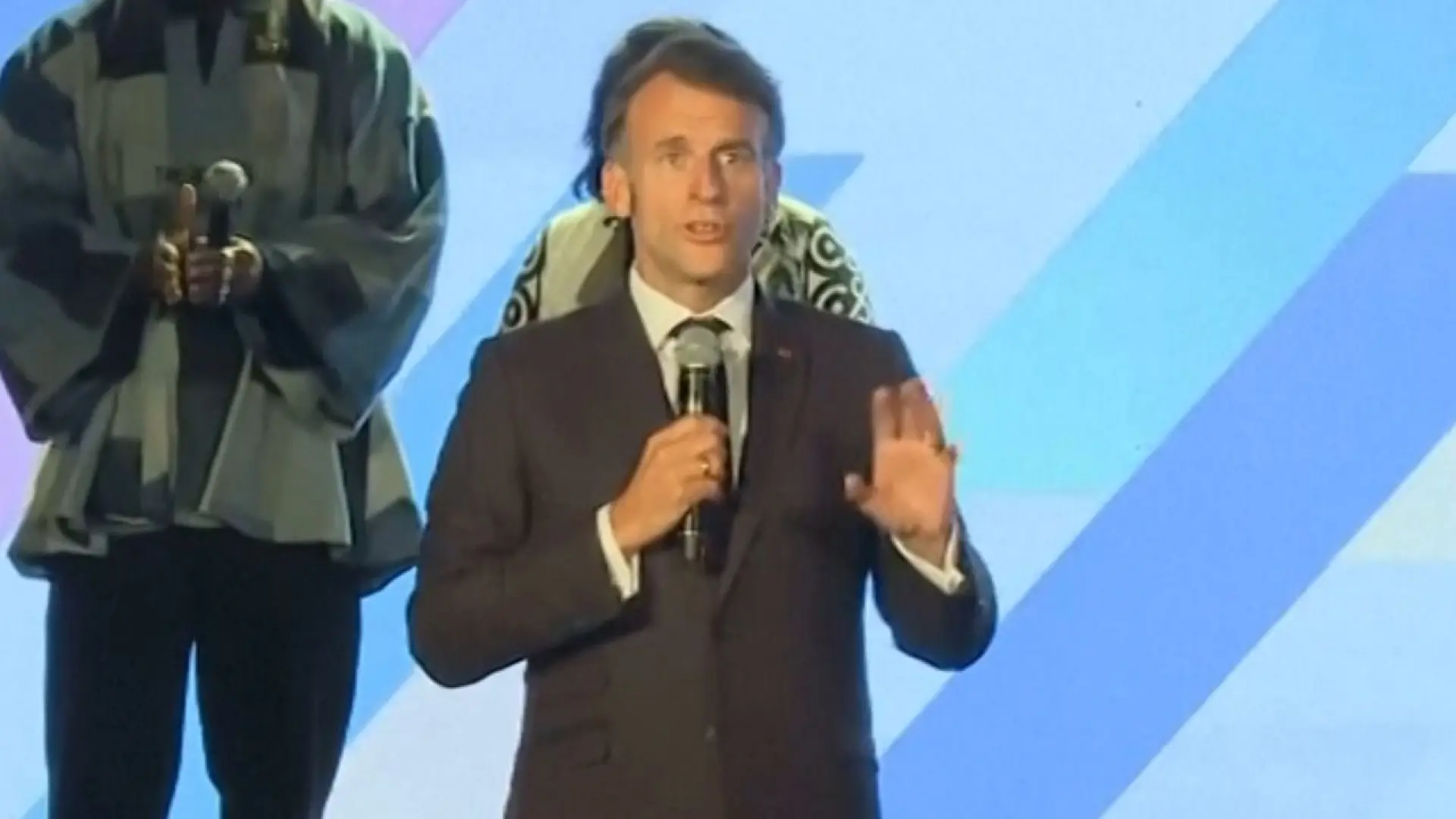 Macron interrumpe enfadado la cumbre francoafricana para exigir silencio al ruidoso público: «Esto es una total falta de respeto»