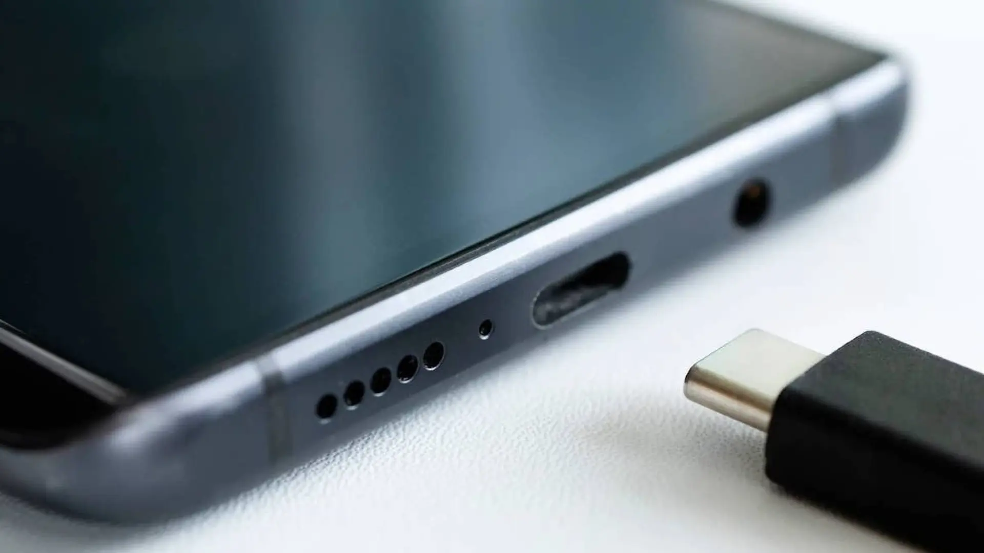 La Unión Europea impondrá el cargador único USB-C para casi todos los dispositivos