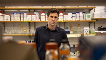 El científico gallego César de la Fuente lidera un modelo de IA para optimizar antibióticos y combatir la resistencia bacteriana