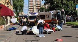 Un hombre atropella a una decena de personas en Módena y apuñala a otra en su huida