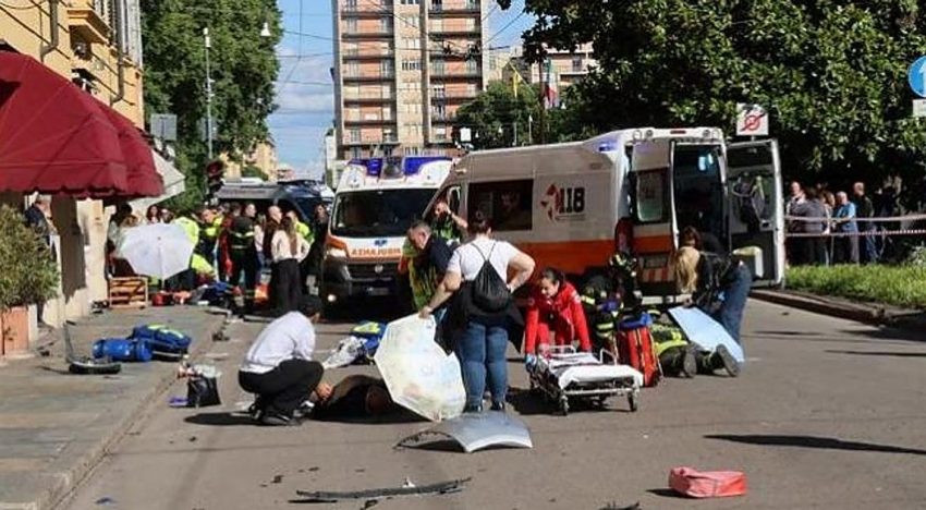 Un hombre atropella a una decena de personas en Módena y apuñala a otra en su huida