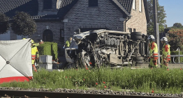 Varios muertos tras embestir un tren a un autobús escolar en Bélgica