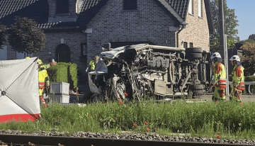 Varios muertos tras embestir un tren a un autobús escolar en Bélgica