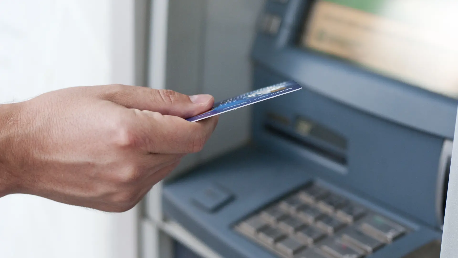 La gran banca española prescinde de casi 8.200 empleados y 1.250 oficinas en pleno auge de la IA